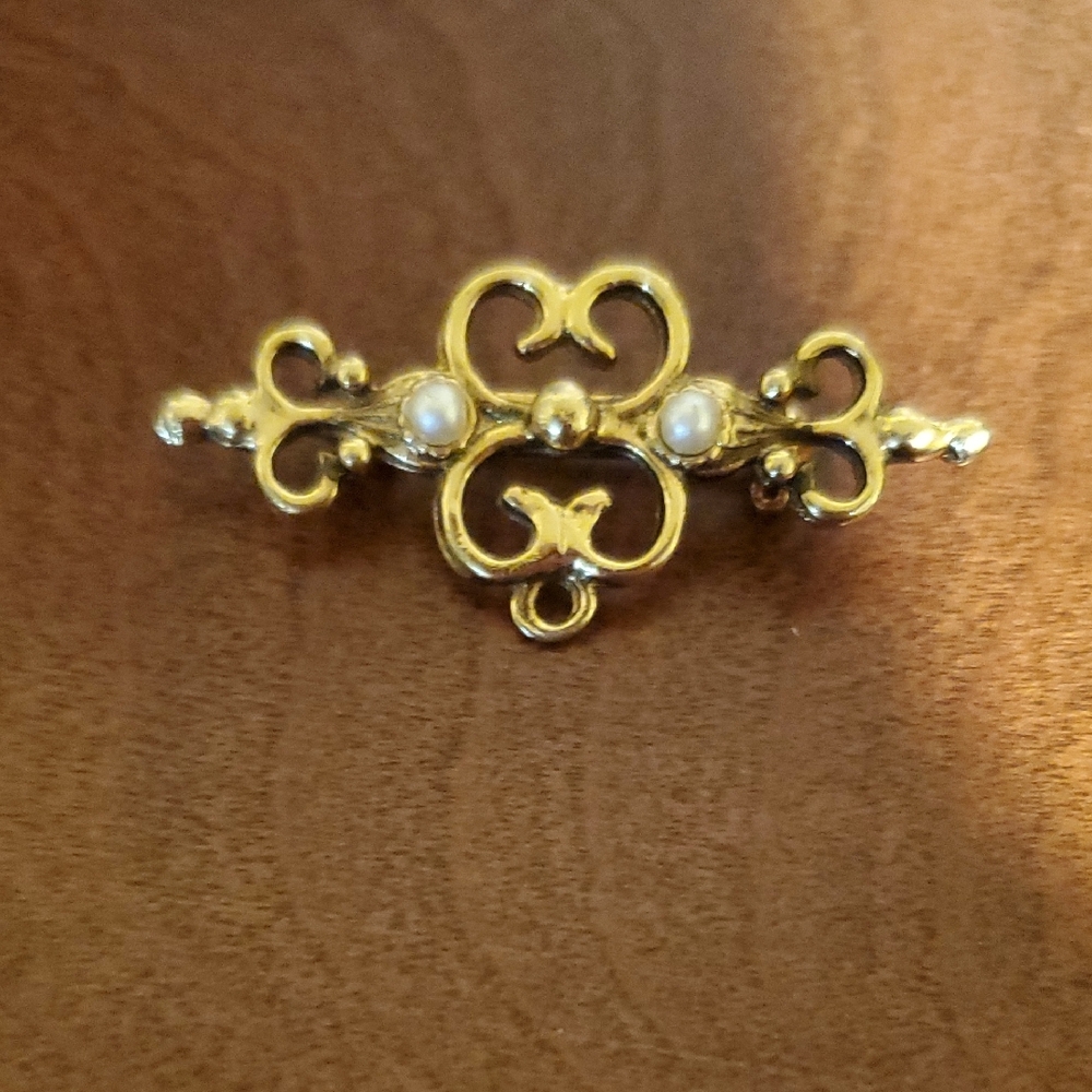 Vintage Elegant Gold Tone and Faux Pearl Brooch